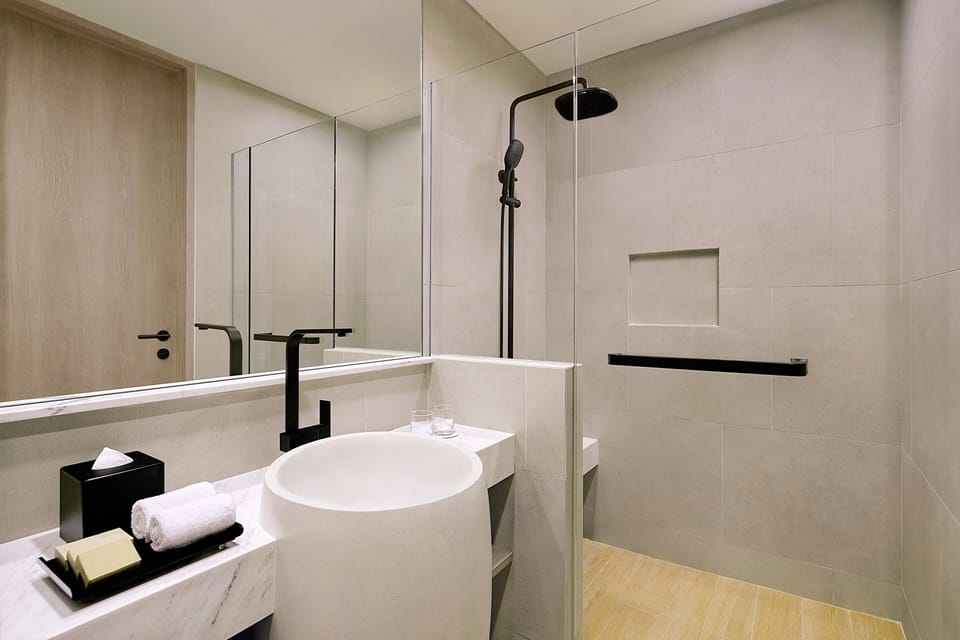 Shower, rainfall showerhead, free toiletries, hair dryer