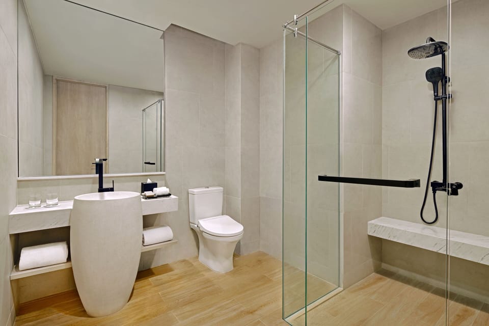 Shower, rainfall showerhead, free toiletries, hair dryer