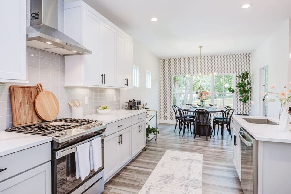 The chef`s kitchen is part of the open-concept floor plan downstairs, and has everything you need to cook delicious and even healthy meals!Duke University, Raleigh-Durham International Airport, Research Triangle, North Carolina Central University