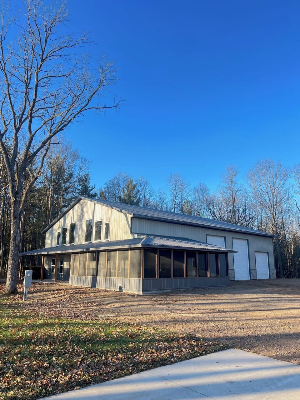 Large screened in porch on new shop available for guests! 