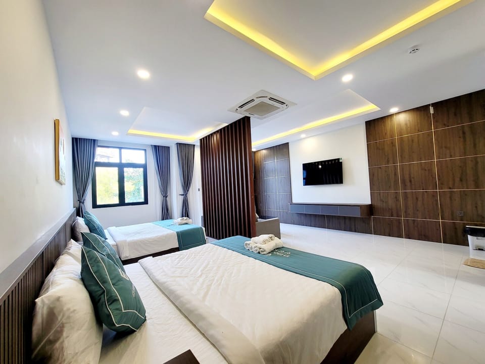 Family Room | Premium bedding, minibar, in-room safe, desk