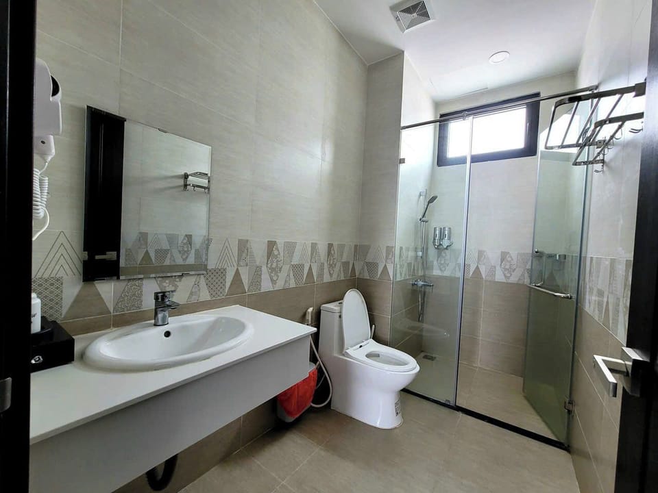 Standard Room | Bathroom | Shower, rainfall showerhead, designer toiletries, hair dryer
