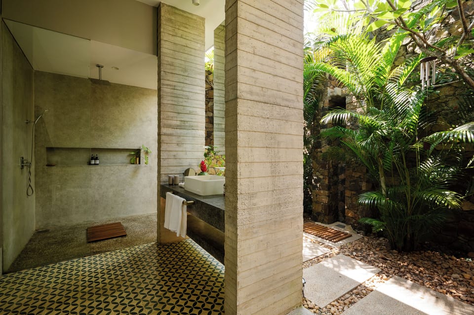 Premier King Suite | Bathroom | Shower, rainfall showerhead, free toiletries, hair dryer