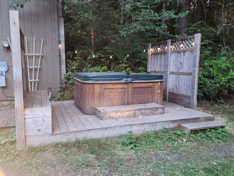 Shared hot tub with lighted pathway, suits 3 to 4 people