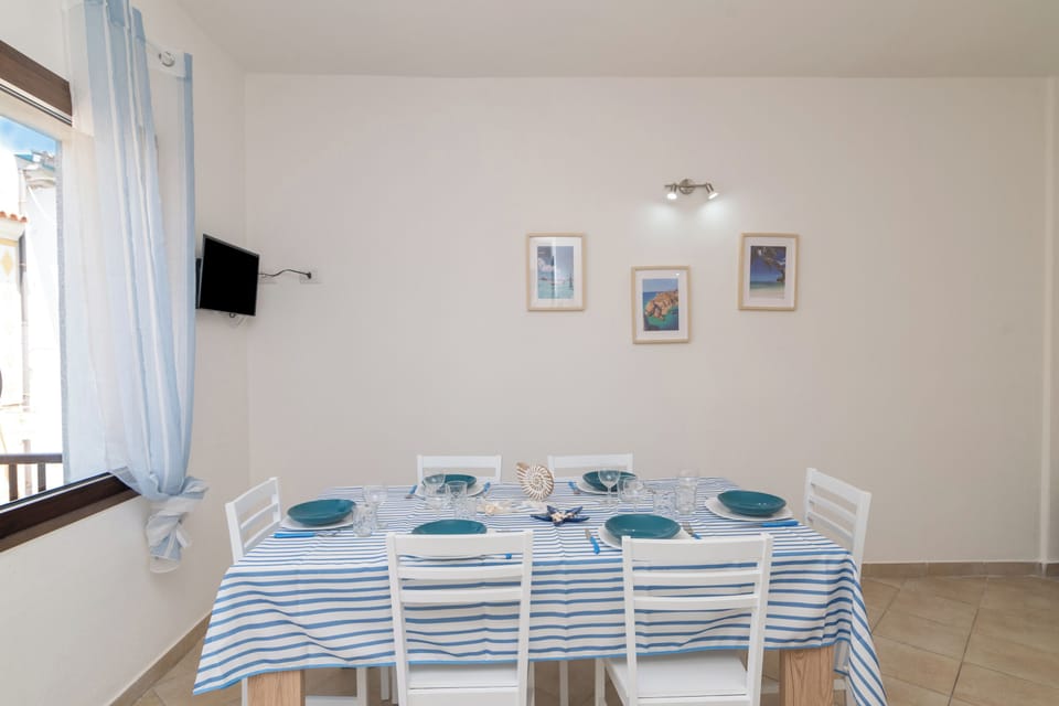 Family Apartment, 2 Bedrooms, Balcony (Appartamento Rosmarino In The City) | Dining