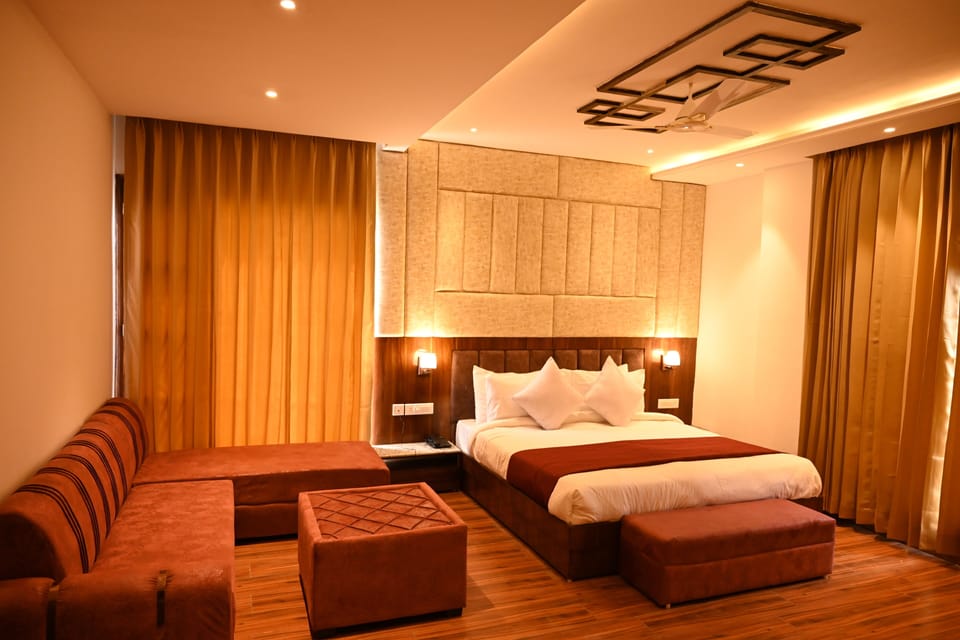 Luxury Room | Premium bedding, laptop workspace, free WiFi