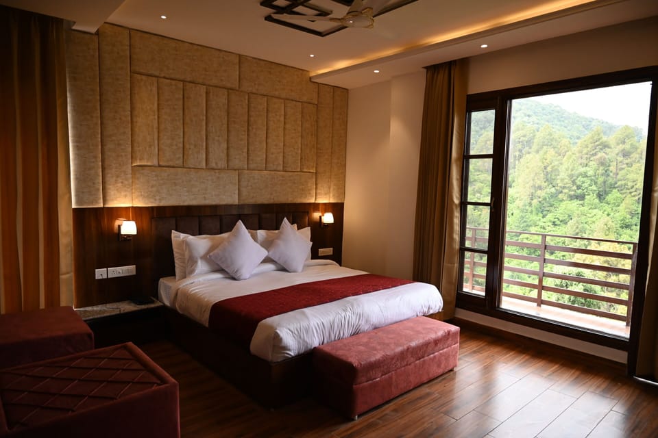 Luxury Room | Premium bedding, laptop workspace, free WiFi