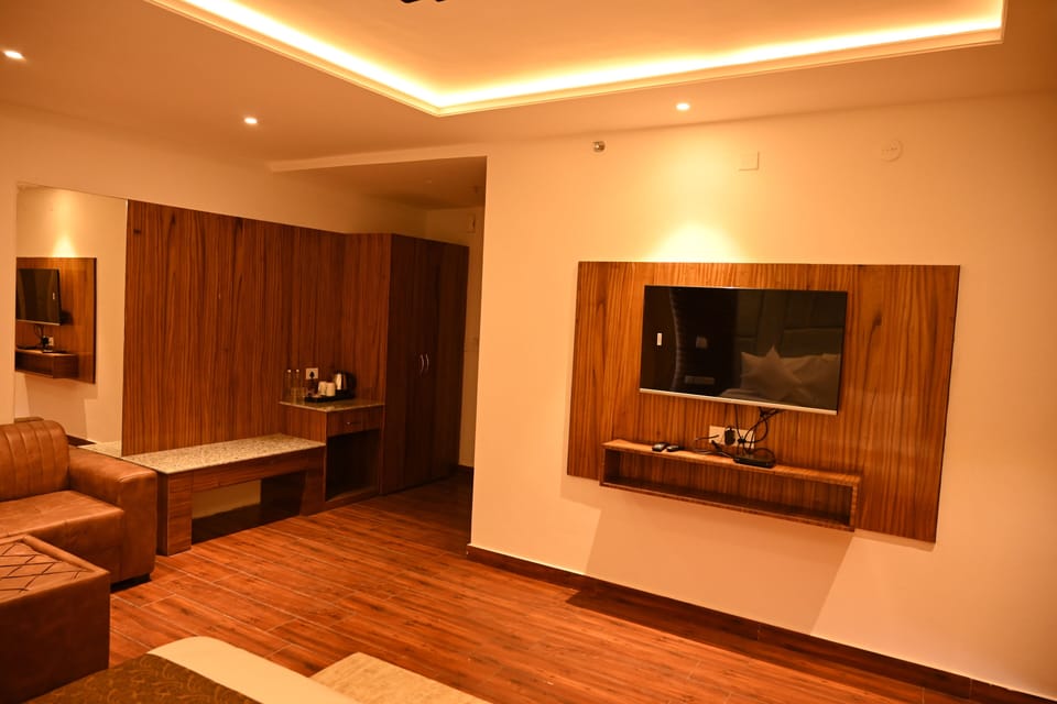 Luxury Room | Premium bedding, laptop workspace, free WiFi