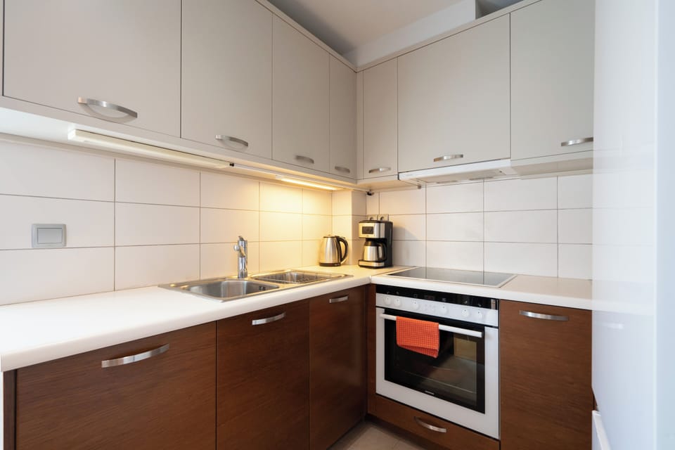 City Apartment | Private kitchen | Fridge, microwave, oven, stovetop