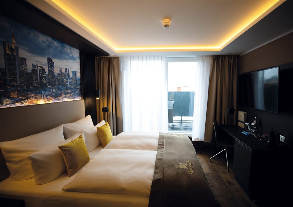 City Double Room | Minibar, in-room safe, desk, blackout drapes