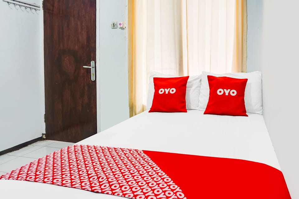Standard Double Room | Laptop workspace, bed sheets