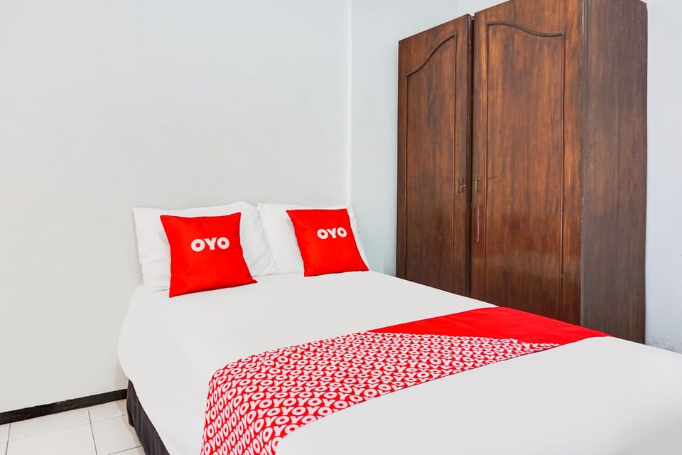 Deluxe Double Room | Laptop workspace, bed sheets
