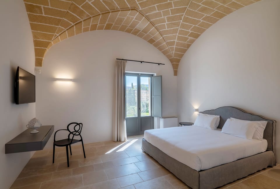Superior Suite, Jetted Tub, Garden View | Soundproofing, free WiFi, bed sheets