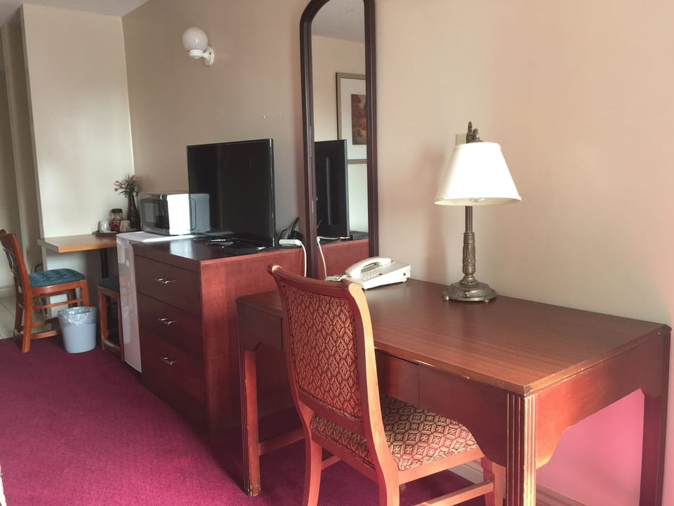 Room, 1 King Bed with Sofa bed | Desk, free WiFi, bed sheets