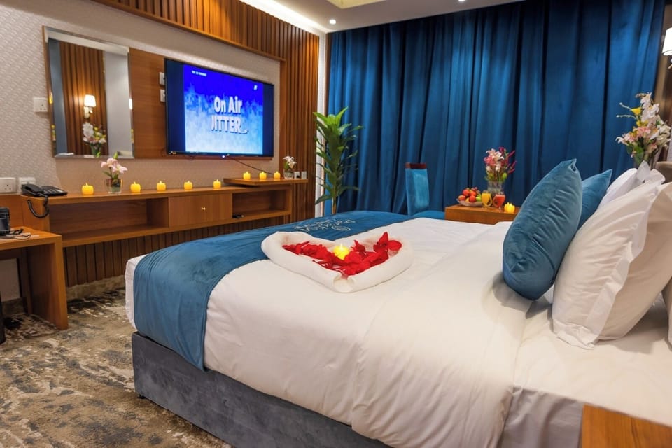 Deluxe suite with city view | In-room safe, individually furnished, desk, blackout drapes