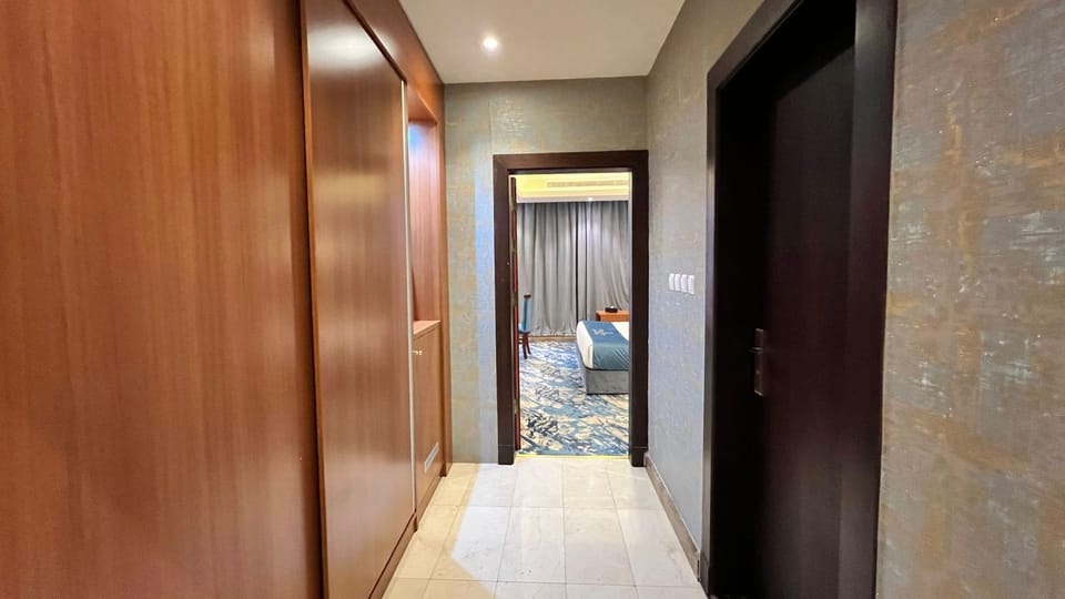 Deluxe suite with city view | In-room safe, individually furnished, desk, blackout drapes