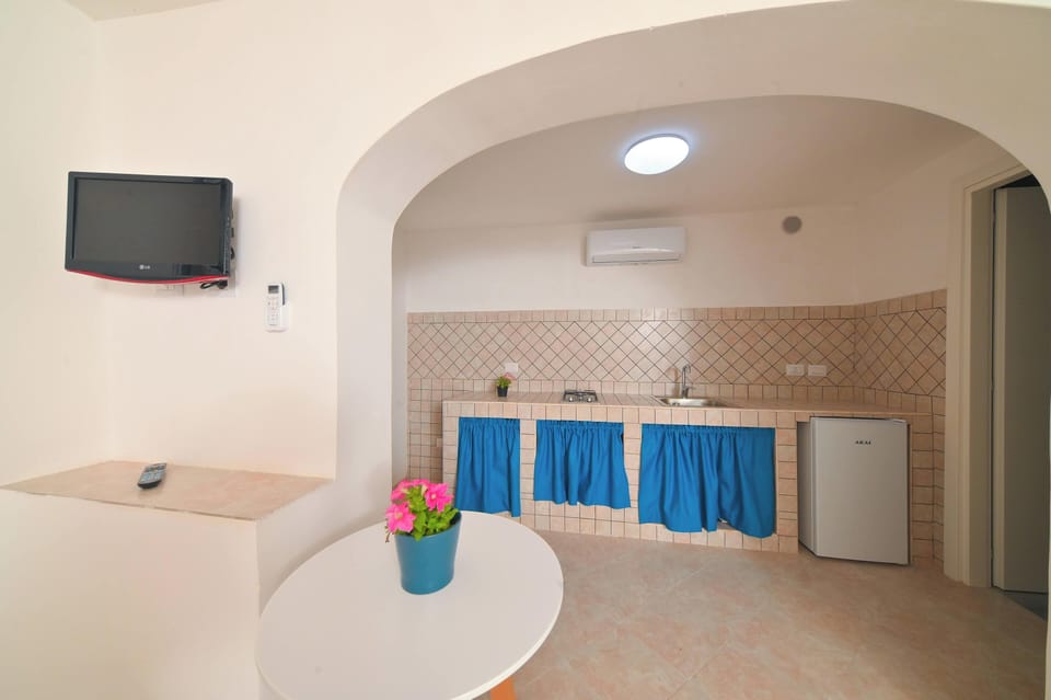 Superior Studio | Private kitchen | Cookware/dishes/utensils, dining table