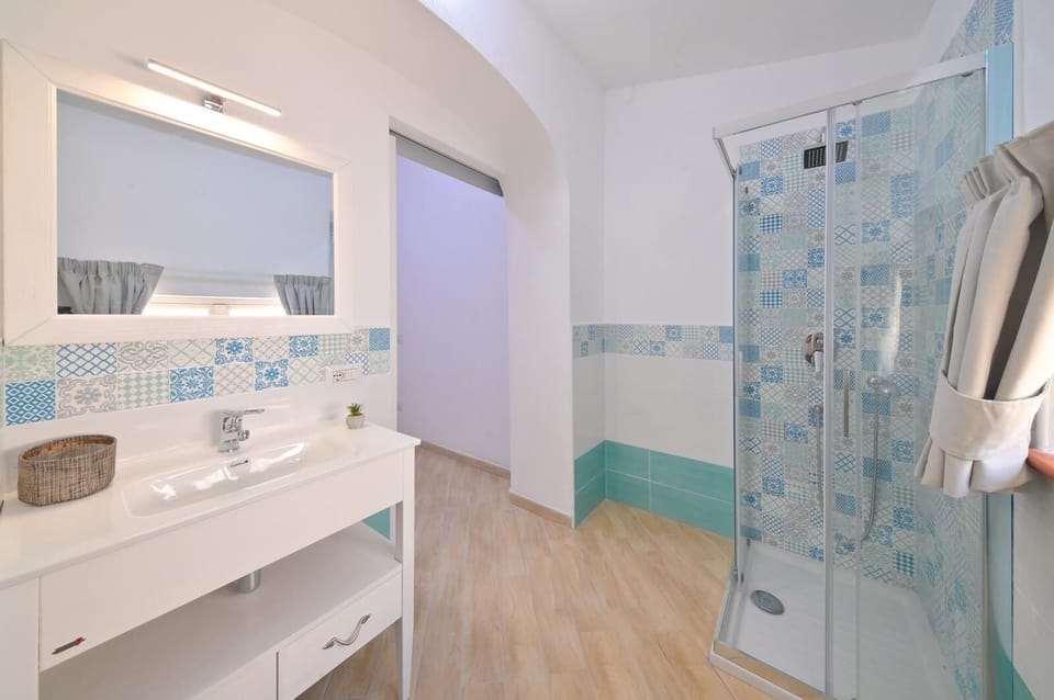 Classic Apartment | Bathroom | Shower, hair dryer, bidet, towels
