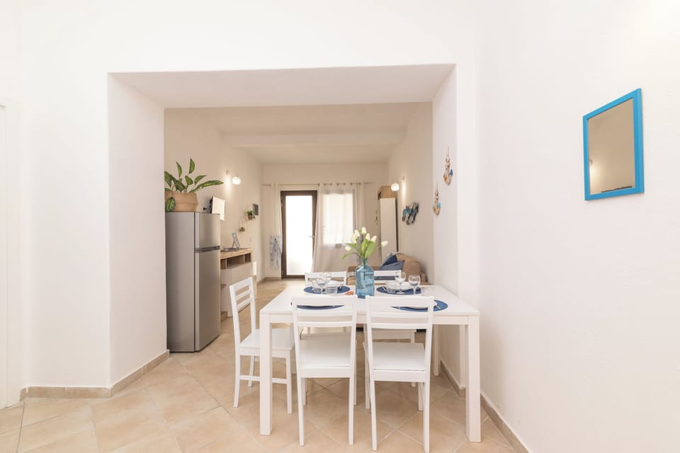 Family Apartment, 2 Bedrooms, Balcony (Appartamento Mirto In The City Center) | Dining