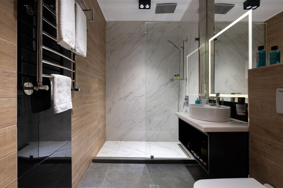 Shower, rainfall showerhead, free toiletries, hair dryer