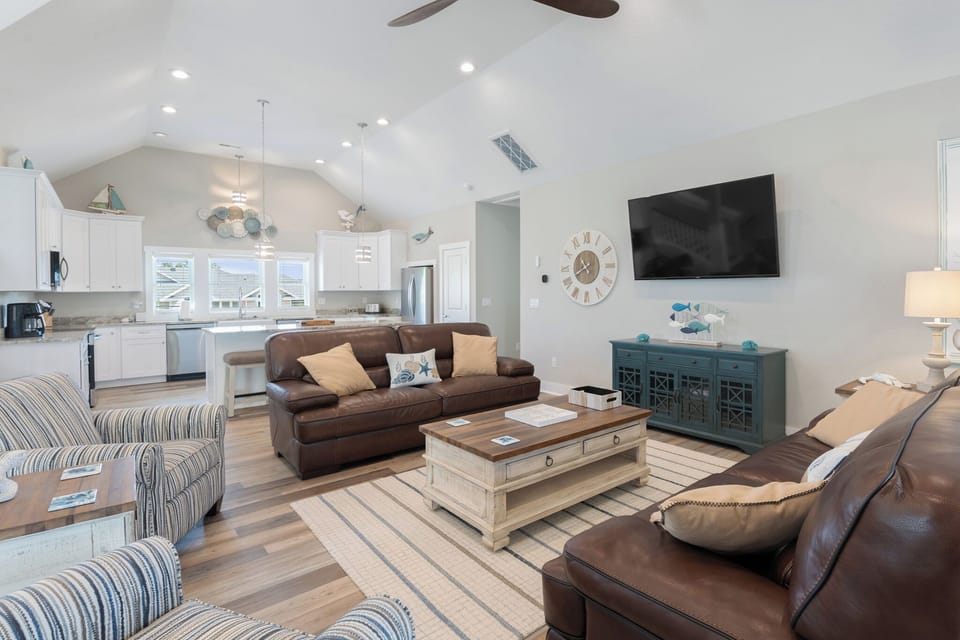 CL592: Three Stooges | Top Level Living Area