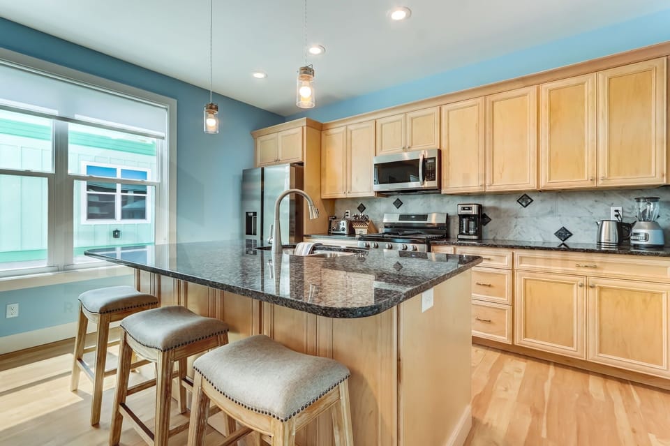 Townhome, 3 Bedrooms | Private kitchen | Fridge, oven, coffee/tea maker, toaster