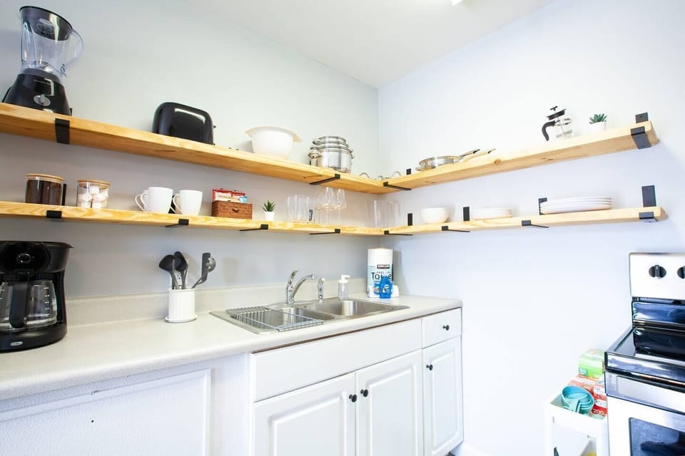 Fully equipped kitchen (coffee pot, french press, toaster, blender, pots/pans, dinnerware, utensils, cooking sheets, & more)