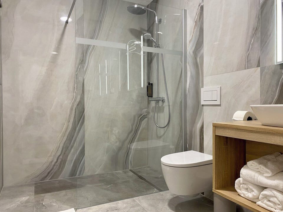 Family Room | Bathroom | Shower, free toiletries, hair dryer, slippers