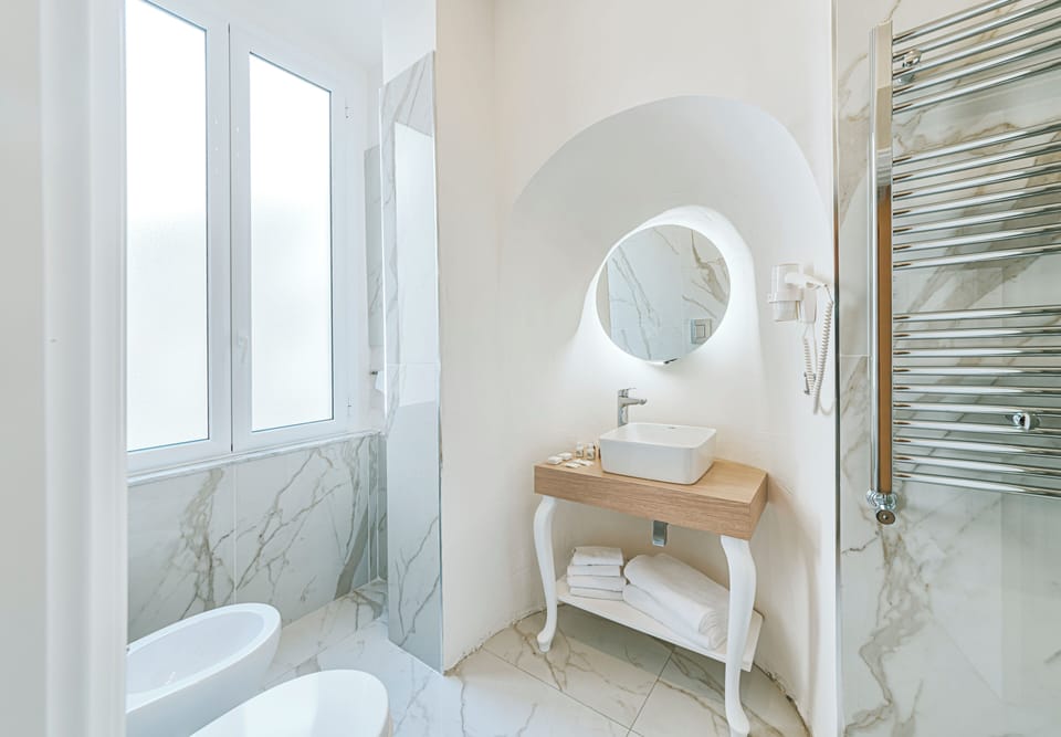 Classic Double Room | Bathroom | Free toiletries, hair dryer, bidet, towels