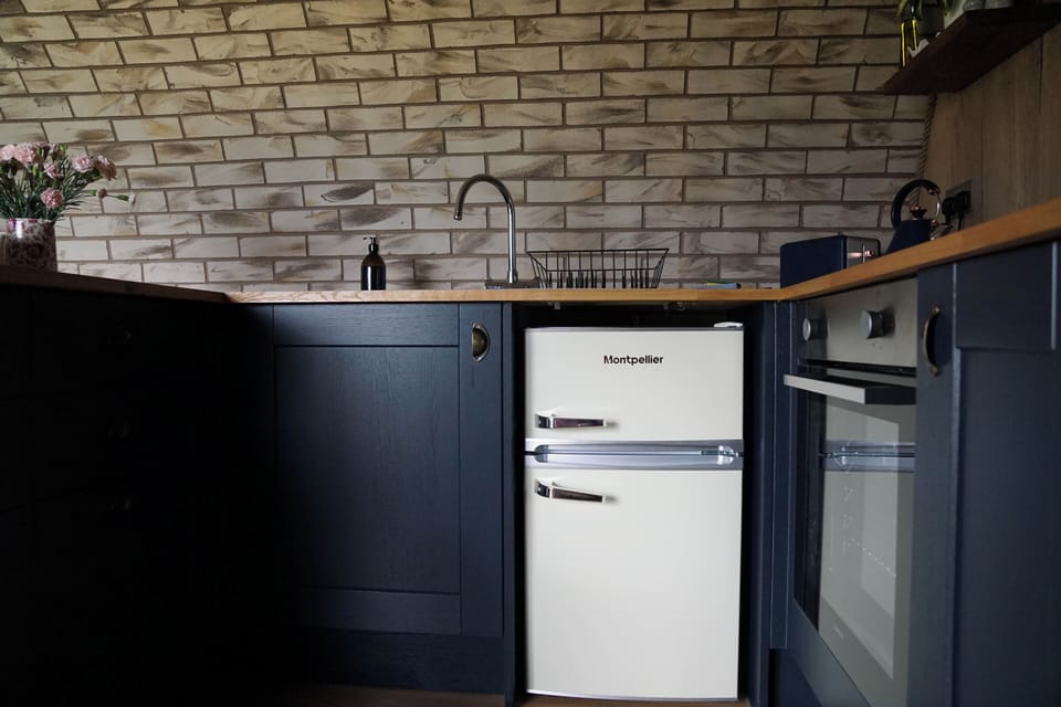 Fridge, cookware/dishes/utensils