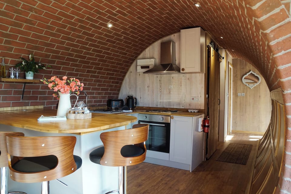 Fridge, cookware/dishes/utensils