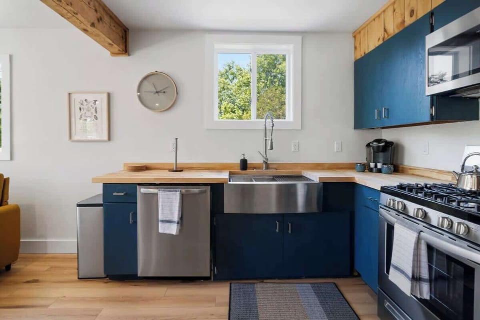 Fully stocked Kitchen with coffee maker, blender, spices, cookware and more!