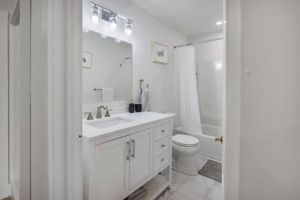 Newly Renovated Bathroom with top quality towels, shampoo, conditioner and bodywash!