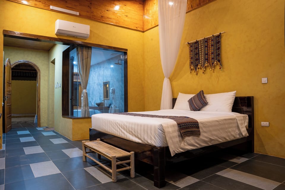 Deluxe Suite | Premium bedding, minibar, desk, blackout drapes