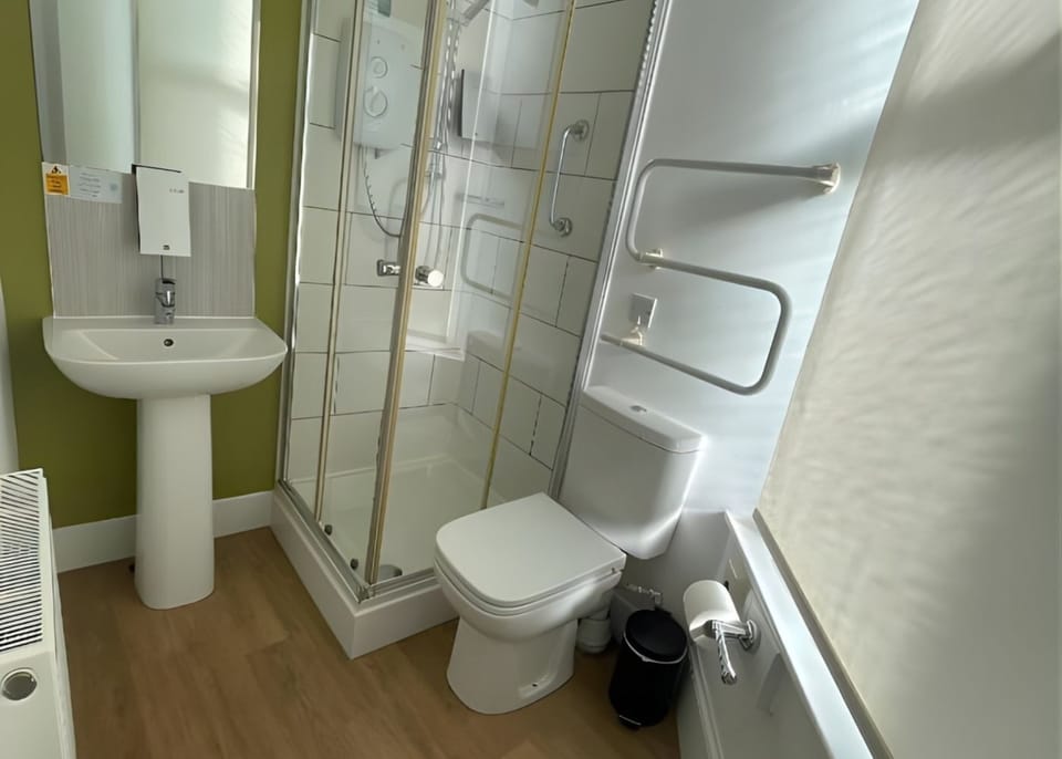 Standard Twin Room, Ensuite | Bathroom | Free toiletries, towels, soap, shampoo