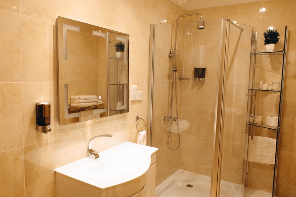 Shower, rainfall showerhead, free toiletries, hair dryer