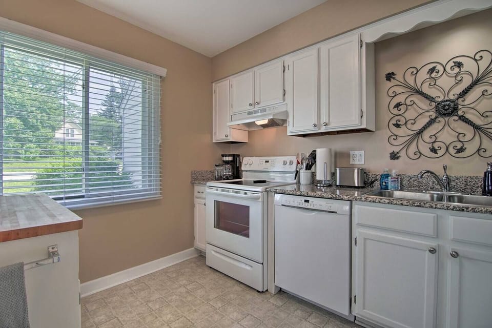 A beautiful, fully stocked kitchen with granite countertops and modern appliances is included. Dishes, cookware, spices, utensils, glasses, wine glasses and children’s plastic dishware and utensils are also available.