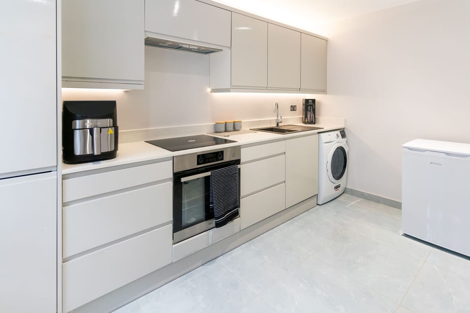 Deluxe Suite, 1 Double Bed, Ensuite | Shared kitchen | Mini-fridge, oven, stovetop, cookware/dishes/utensils