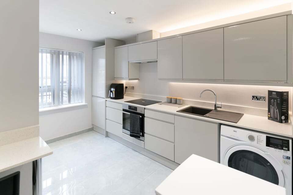 Executive Suite, 1 Double Bed, Balcony | Shared kitchen | Mini-fridge, oven, stovetop, cookware/dishes/utensils