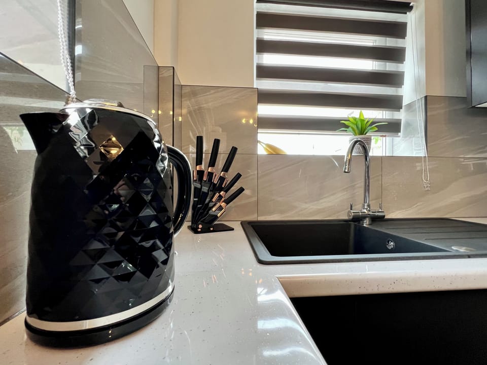 Family Townhome | Private kitchen | Full-size fridge, microwave, oven, stovetop