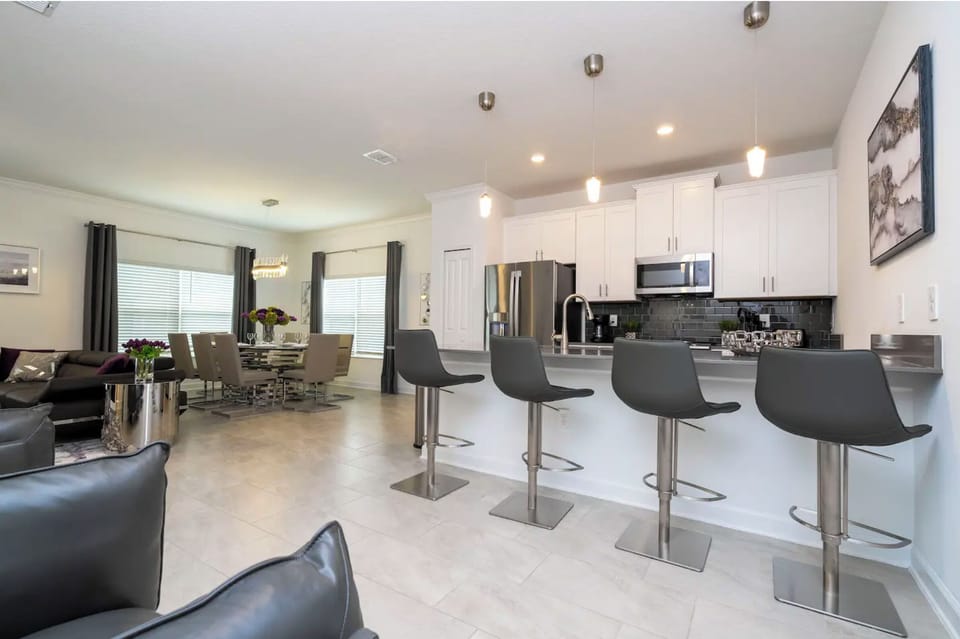 Deluxe House | Private kitchen | Microwave, stovetop, freezer, ice maker