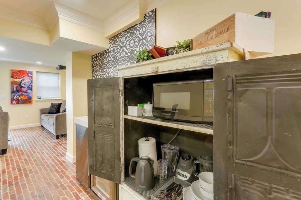 Kitchenette | Air Fryer | Blender | Dishware & Flatware