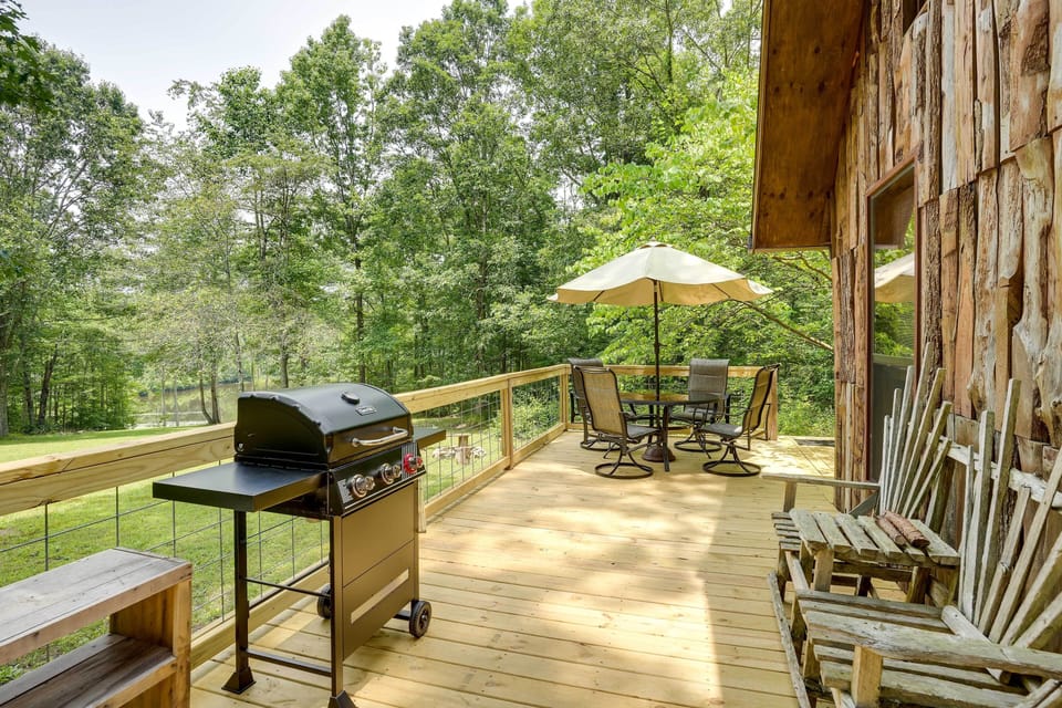 Deck | Gas Grill | Charcoal Grill | Outdoor Seating & Dining | Free WiFi