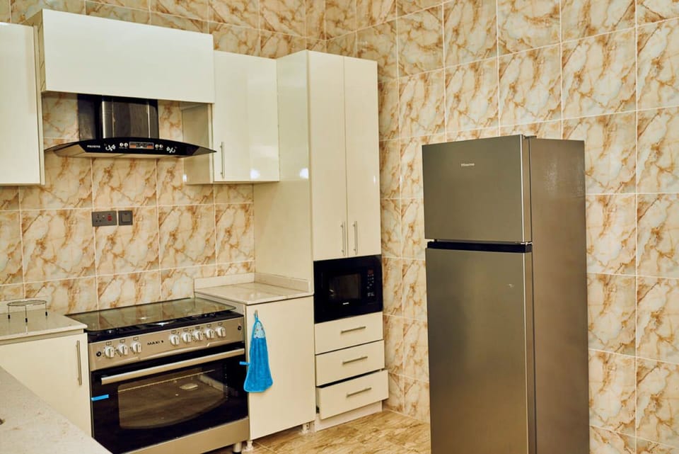Deluxe Apartment | Private kitchen | Full-size fridge, microwave, oven, blender