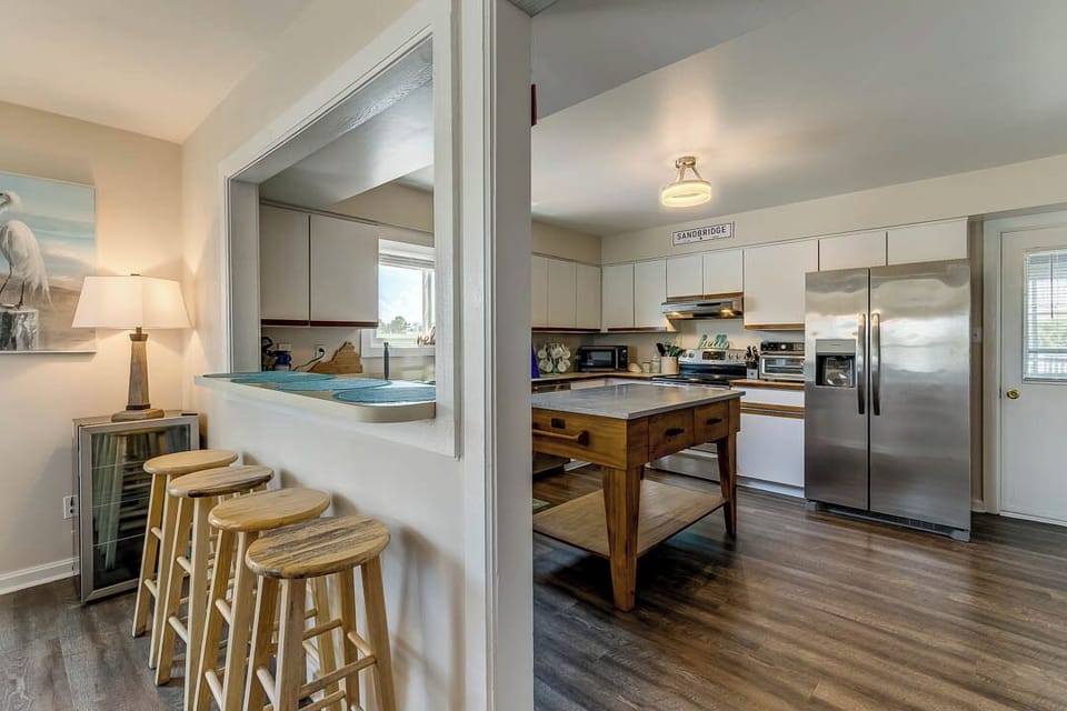 Mid-Level Kitchen with Bar (seats 4)