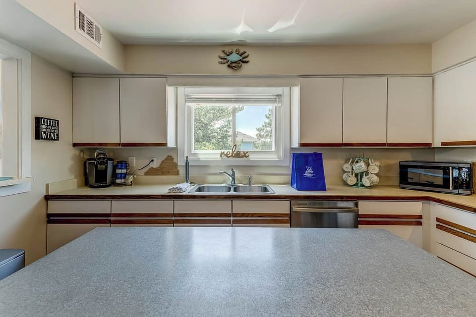 Mid-Level Kitchen with Bar (seats 4)