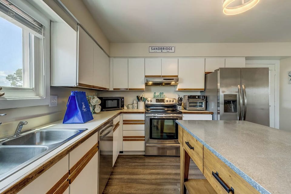 Mid-Level Kitchen with Bar (seats 4)
