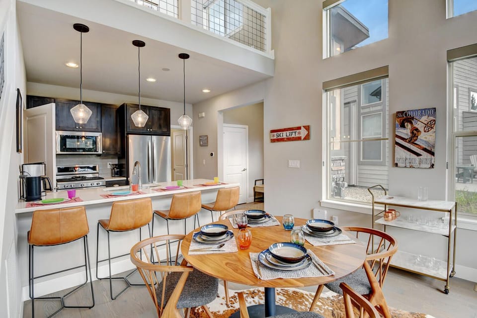 Dining Area with Seating for 4