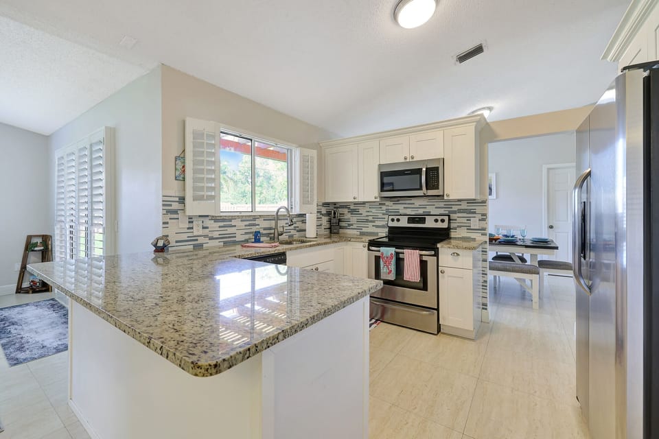 Full Kitchen with Granite Counters