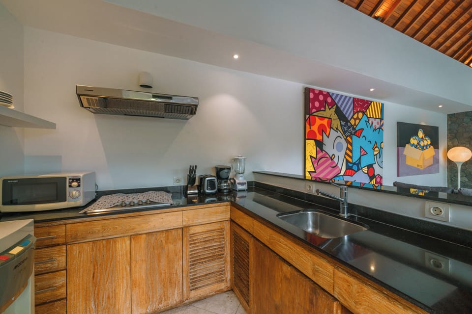Deluxe Villa | Private kitchen | Microwave, stovetop, toaster, cookware/dishes/utensils